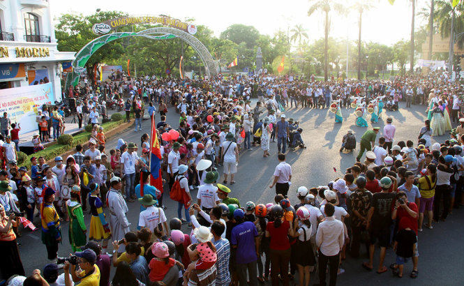 The street festival attracts a huge number of locals and tourists.