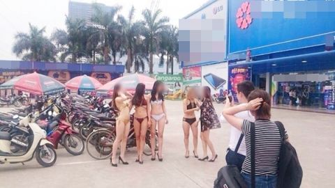 Hanoi electronic store stirs debate over bikini-clad promotion girls