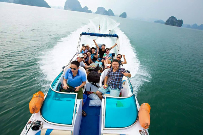 A speedboat carries tourists to Mat Rong island.
