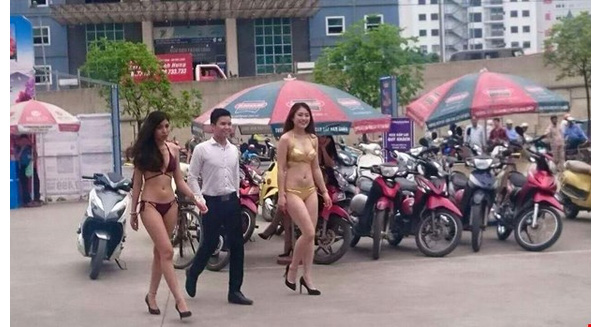 Hanoi electronics store staff fined for running bikini-clad promotion