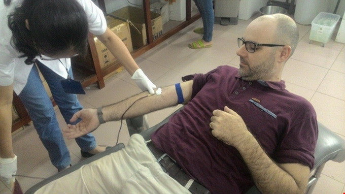 Briton donates rare-type blood to save Vietnamese man