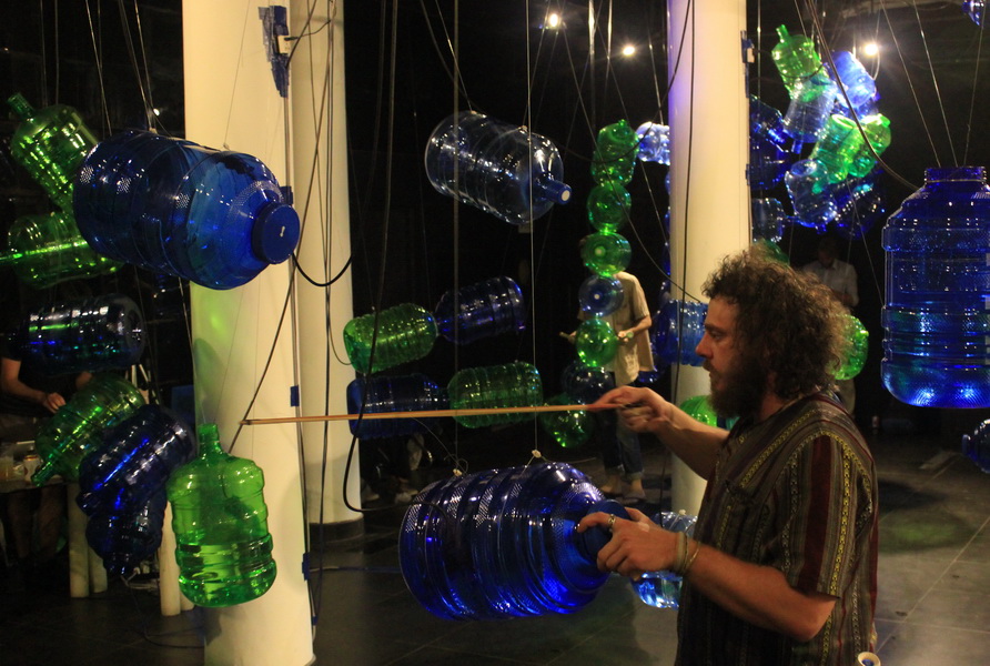 US sound artist wows Saigon audience with music made from water jugs