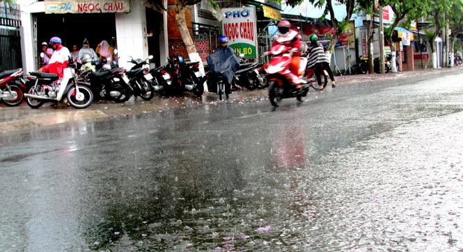Rain to cool north, central Vietnam this week, south remains hot