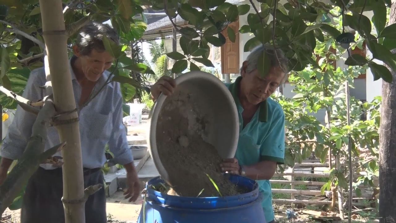 Farmer Makes Fertilizer from Garbage
