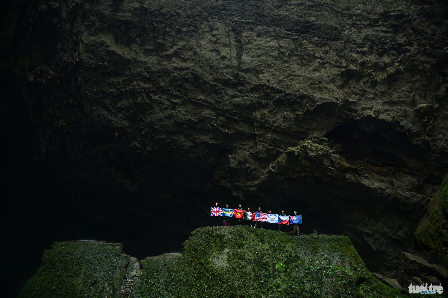 Ambassadors to Vietnam finish expedition to world’s biggest cave Son Doong