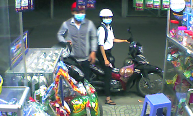 Vietnamese man pretends to buy gum, hacks scooter lock but fails (footage)