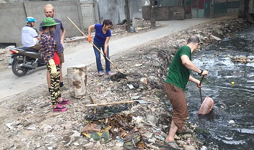 Photos of expats cleaning polluted trench in Hanoi go viral