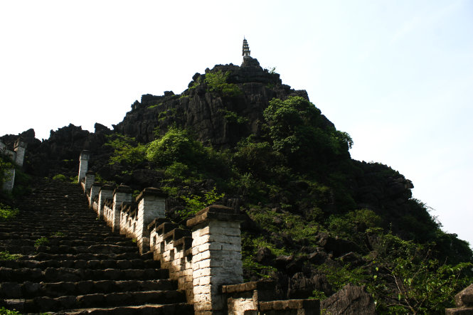 A tower sits on the Mua Mountain, only accessible by a small road.