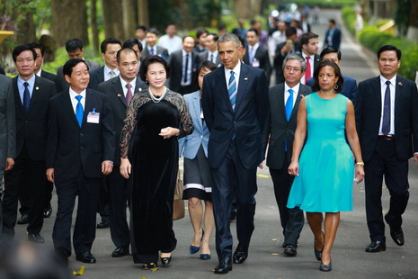 U.S. President Barack Obama and Chairwoman of Vietnam’s National Assembly Nguyen Thi Kim Ngan walk side by side from the Presidential Palace to the former residence of late Vietnamese President Ho Chi Minh in Ba Dinh District, Hanoi on May 23, 2016.