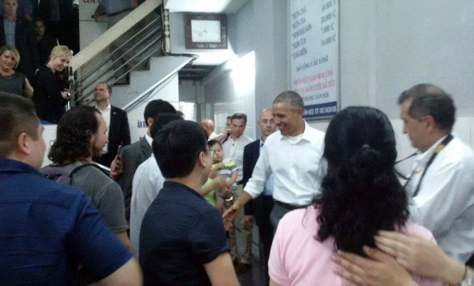 Obama tries bun cha on first night in Hanoi