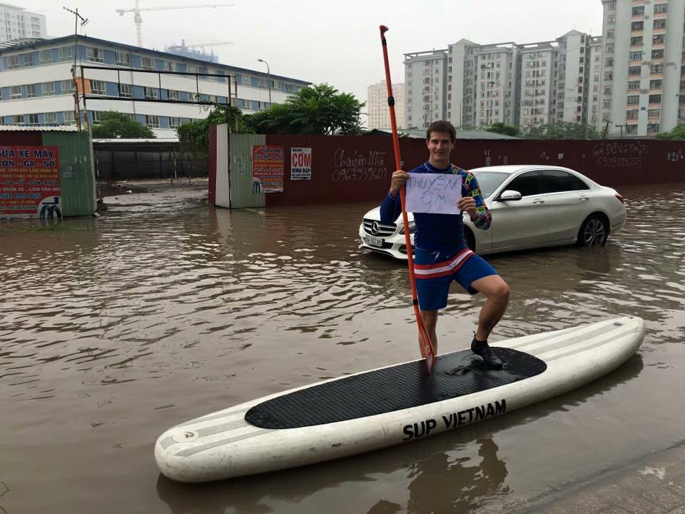 Foreigner introduces paddle board taxi service to flooded Hanoi street