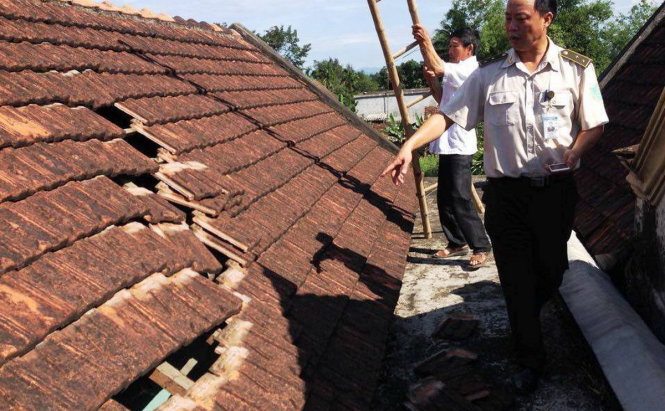 Vietnam man accuses plane of damaging roof on landing