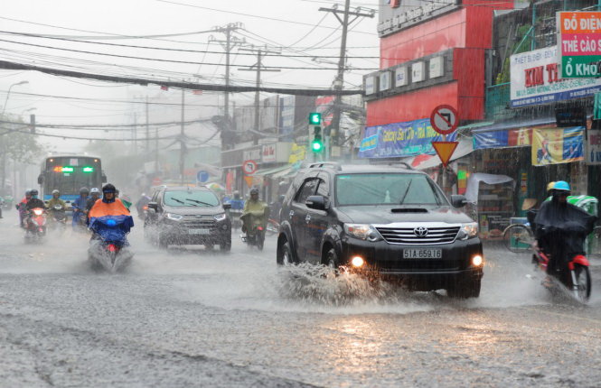 Saigon roads turn into ‘rivers,’ affecting flights