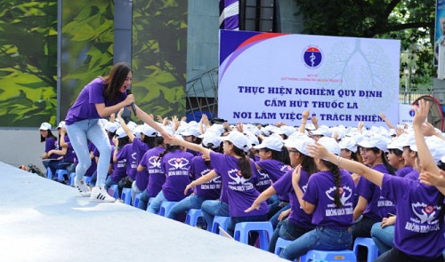 Celebs join no-tobacco event with 2,000 youths in Ho Chi Minh City