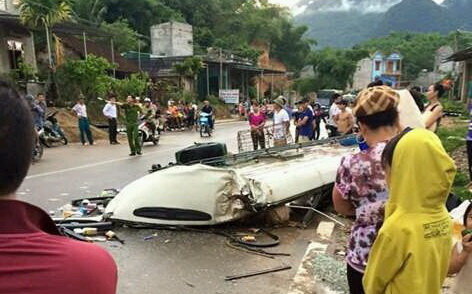 Seven hospitalized as truck rips off bus roof in Vietnam head-on collision