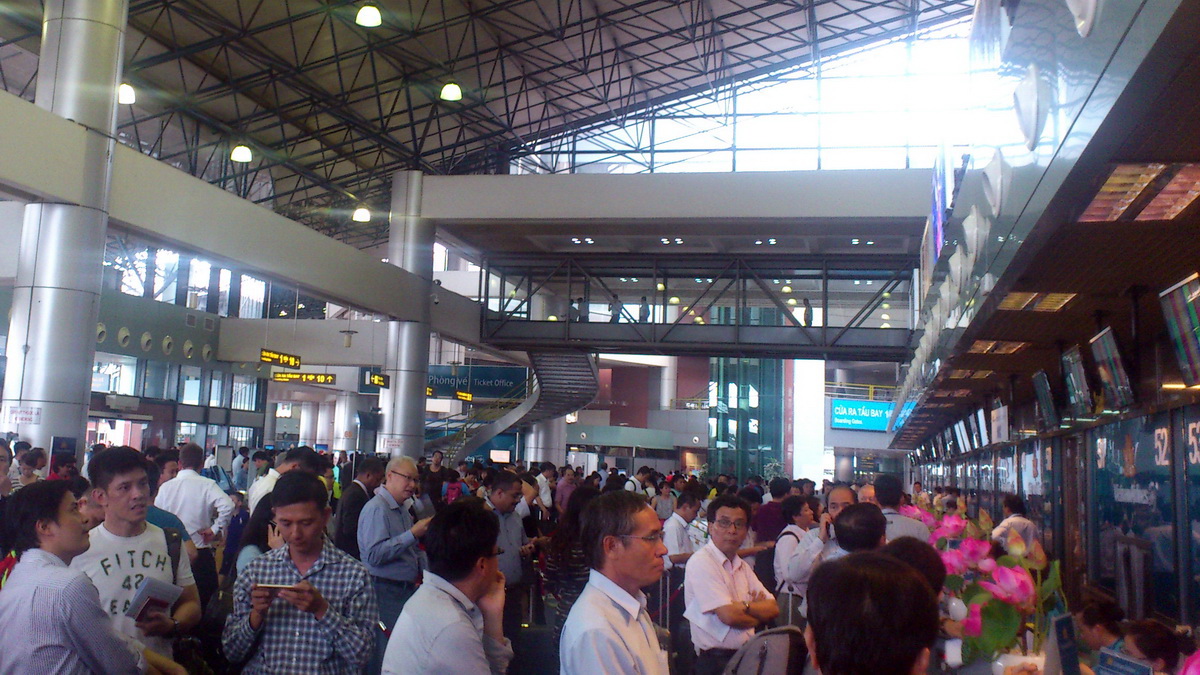 Hanoi airport blacks out for 18 minutes