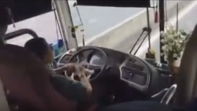 Phuong Trang bus driver filmed rolling rice papers while driving in southern Vietnam