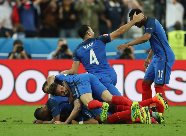 Payet's late stunner helps France floor Romania