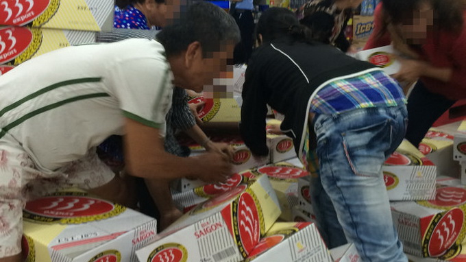 Dealers jostle to buy heavily-discounted beer in Ho Chi Minh City supermarket