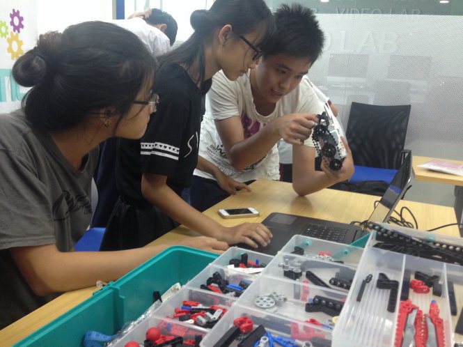 Summer robotics class creates free scientific playground in Ho Chi Minh City