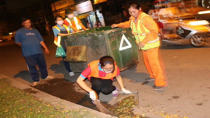 Ho Chi Minh City teens take on street cleaning work to learn compassion