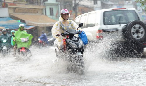 Tropical depressions ravage East Vietnam Sea, lash areas with downpours