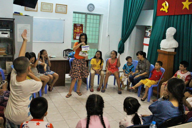 Teen girl teaches free English to children in Ho Chi Minh City