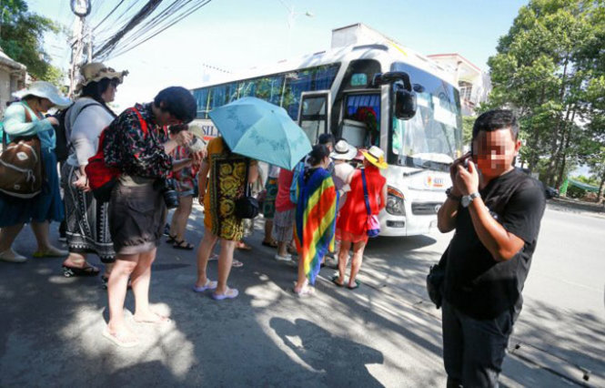 Vietnam province acts against illegal Chinese tour guides