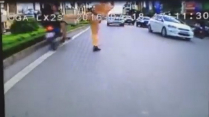 Hanoi cop suspended after video surfaces of him kicking traffic offenders