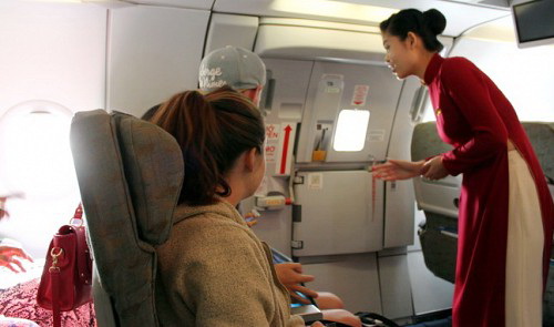 Vietnamese passenger fined for wearing life jacket without flight staff’s consent