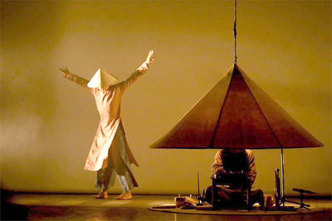 Vietnamese conical hat, contemporary dance to combine on stage