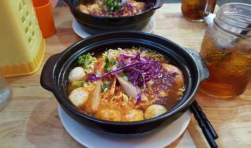 Try the 7-level spicy noodles young Vietnamese are falling for