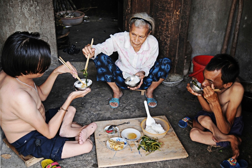 Tran Thi Dang and her two sons gather around for a simple meal.