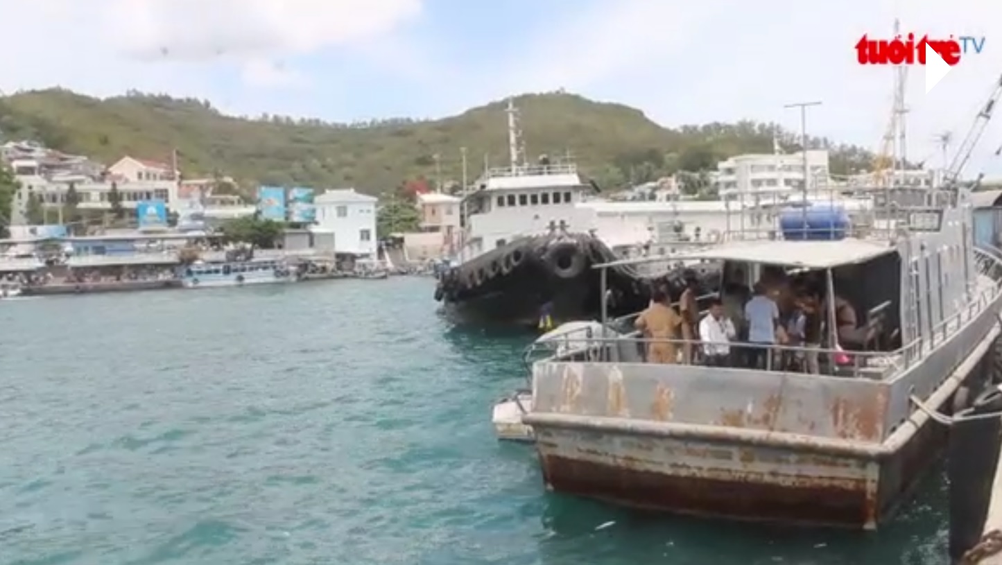 Boat carrying foreign tourists causes consecutive collisions in Nha Trang