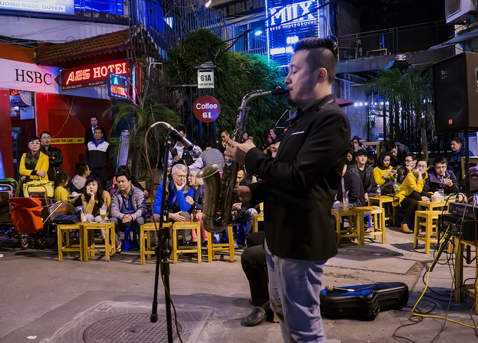 What do expats think about Hanoi plan to lift midnight curfew?