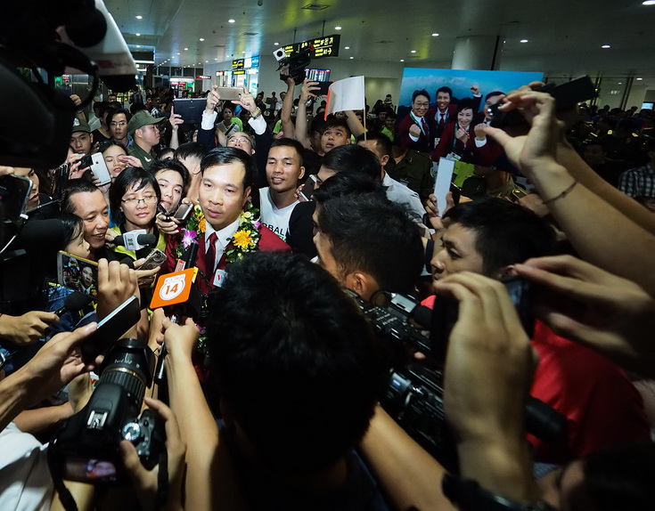 Hundreds welcome back Vietnamese Olympic gold medalist Hoang Xuan Vinh at airport
