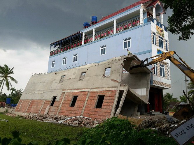 Ho Chi Minh City house build falls over next-door neighbor