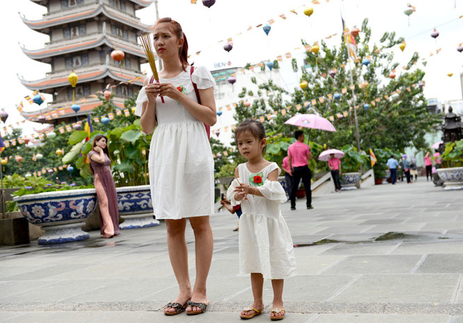Vietnamese crowd pagodas to express love for mom on Buddhist Mother's Day