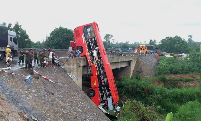 One dead, ten injured as passenger bus climbs up bridge in central Vietnam