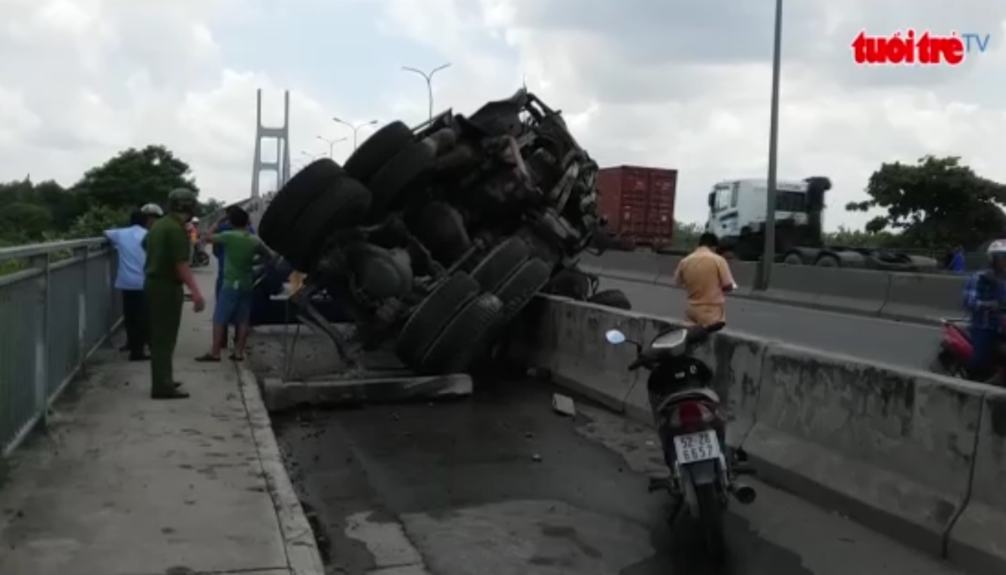 Truck rolls over on Ho Chi Minh City’s Phu My Bridge