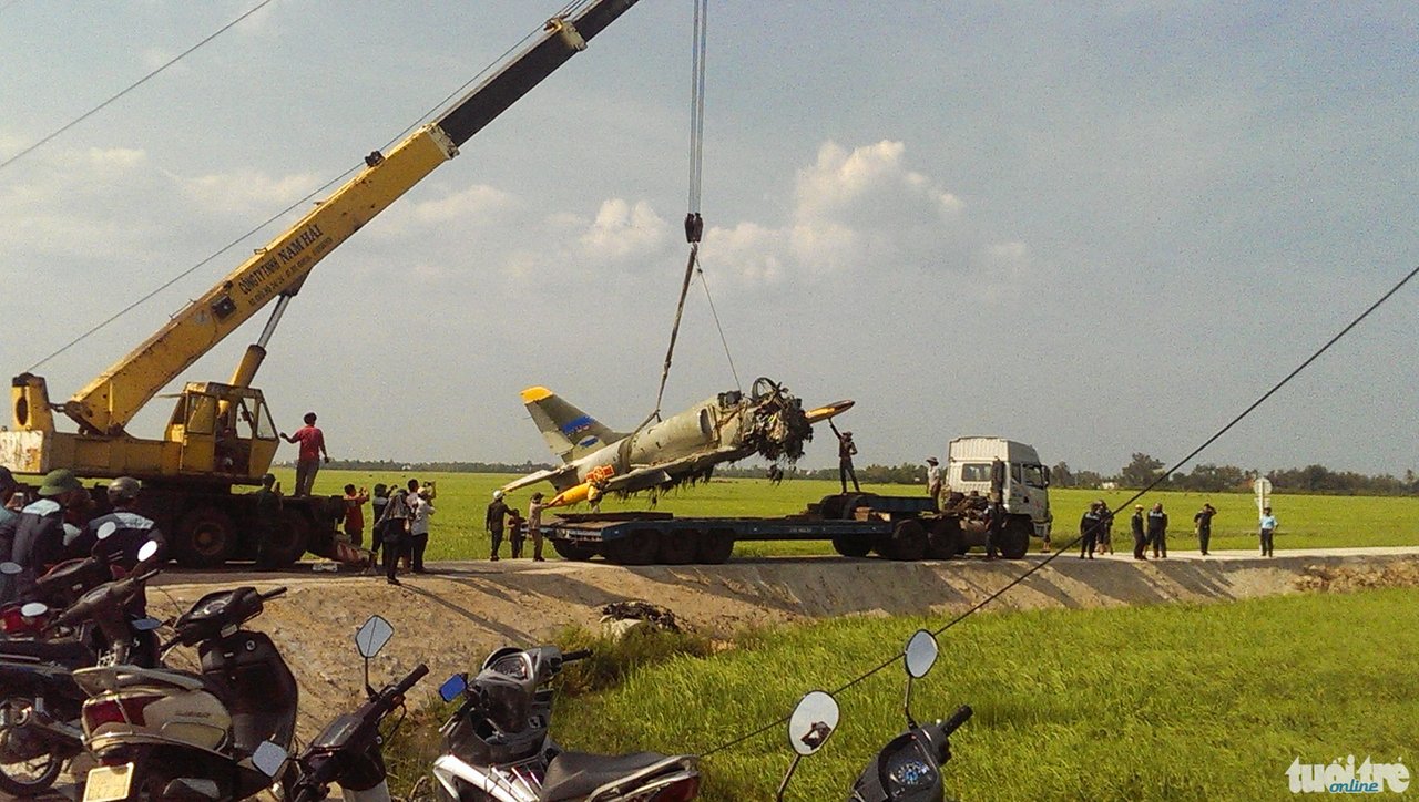 In photos: crash scene of Vietnamese military aircraft