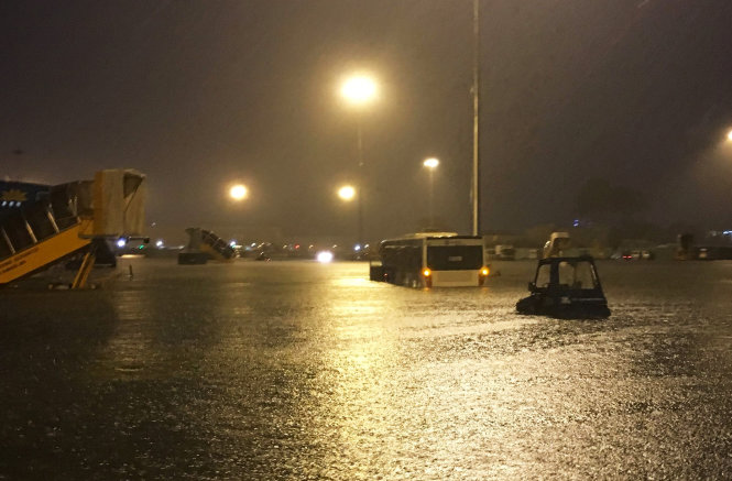Heavy rain floods Saigon airport; numerous flights canceled