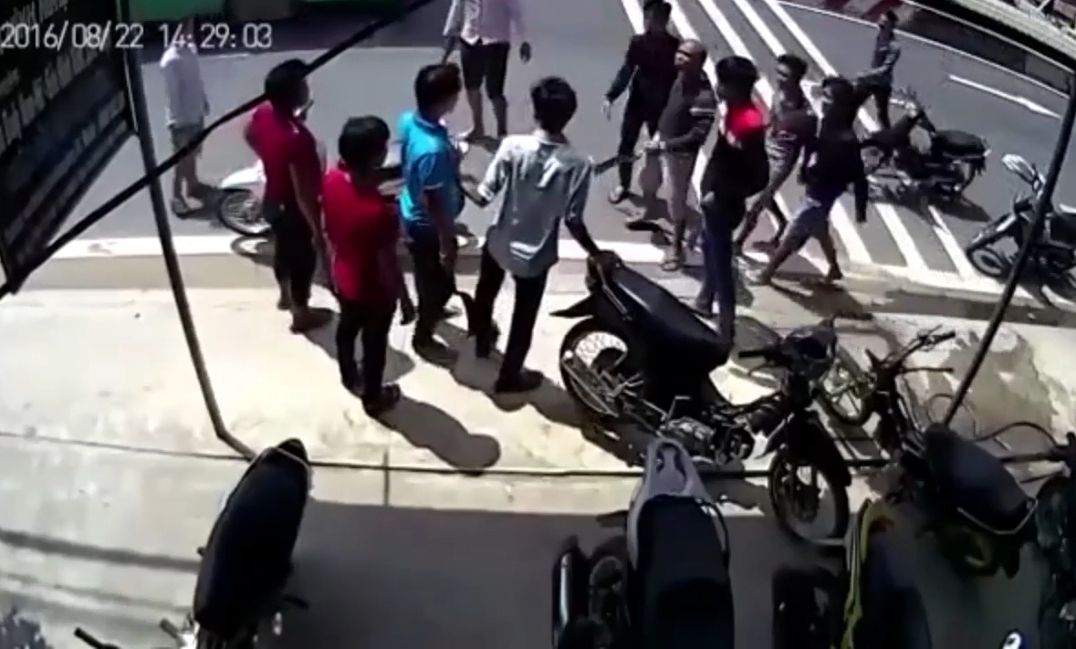 Armed gangs fight in front of tattoo shop in Ho Chi Minh City