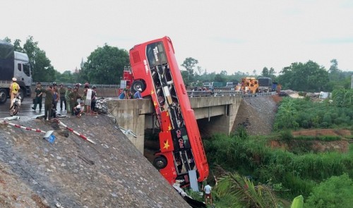 One dead, ten injured as passenger bus climbs up bridge in central Vietnam
