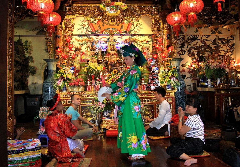 Vietnam shamans invoke spirits to cure all that ails