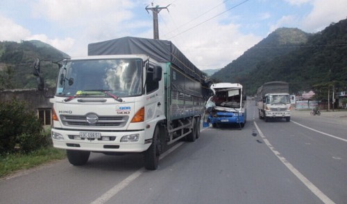 Vietnam truck driver saves dozens as bus suffers brake failure on mountain pass