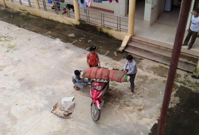 Yet another photo showing dead patient taken home on bike in Vietnam