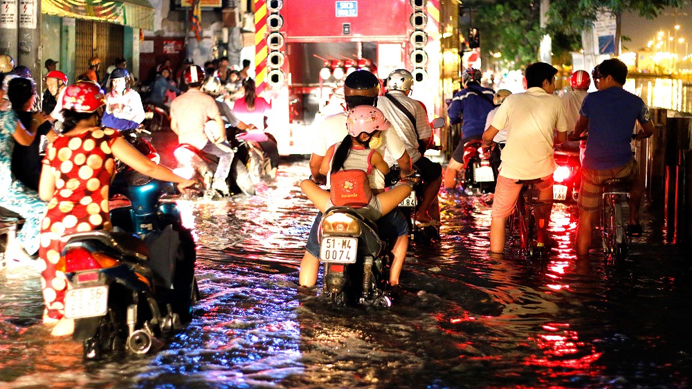 Ho Chi Minh City wrestles with high tide (photos)