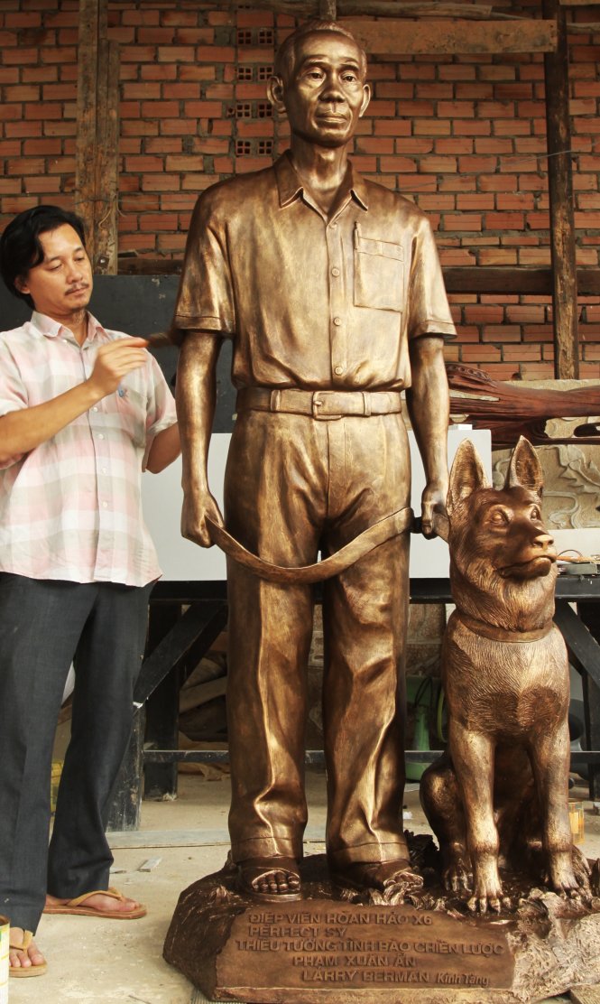 U.S. author presents statue to legendary Vietnamese spy’s family