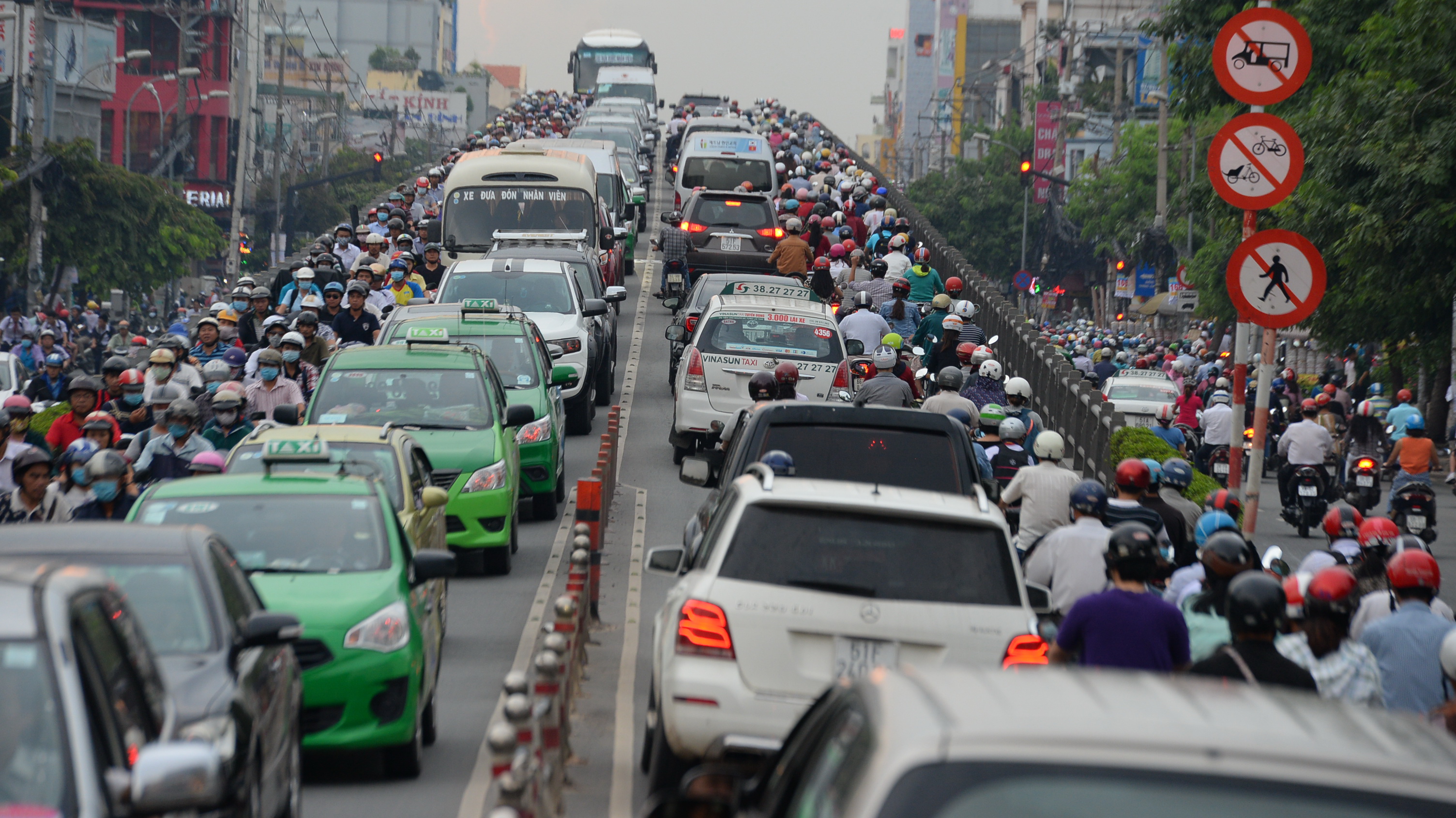 Debate on motorbike ban resurfaces as traffic congestion haunts Vietnam cities